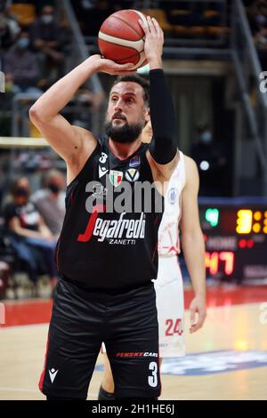 Bologne, Italie.16 octobre 2021.Marco Belinelli (Segafredo Virtus Bologna) pendant la série A1 italien LBA championnat de basket-ball match Segafredo Virtus Bologna vs.Allianz Pallacanestro Trieste au palais sportif de Paladozza - Bologne, 16 octobre 2021 crédit: Independent photo Agency/Alay Live News Banque D'Images