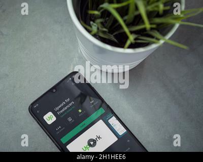 LOD, Israël - 8 juillet 2020 : espace de travail moderne et minimaliste avec smartphone mobile noir avec Upwork for Freelanters application play store page sur marbre Banque D'Images