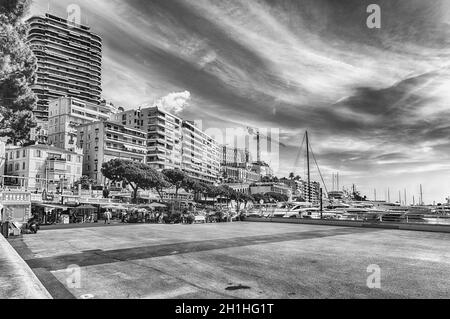 MONTE CARLO, MONACO - AOÛT 13 : vue sur les yachts et les appartements de luxe à Monte Carlo, Côte d'Azur, Principauté de Monaco, site emblématique du FR Banque D'Images