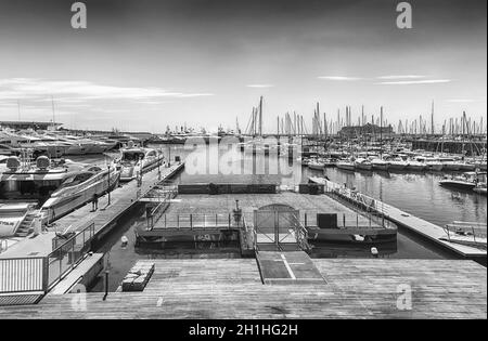 CANNES, FRANCE - AOÛT 15 : vue sur le Vieux Port de Cannes, Côte d'Azur, France, vu le 15 août 2019. Il est situé sur le bac Banque D'Images