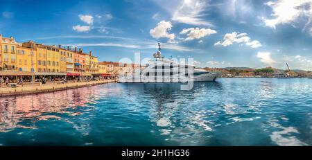 SAINT-TROPEZ, FRANCE - AOÛT 16 : vue sur le vieux port avec les yachts de luxe de Saint-Tropez, Côte d'Azur, France. La ville est une ville renommée mondiale de resor Banque D'Images