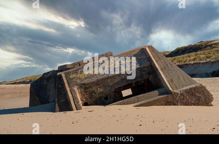 Les ruines de bunker allemand dans la plage de Normandie, France Banque D'Images