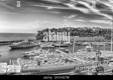 Vue sur les yachts de luxe et les appartements de Port Hercules dans le quartier de la Condamine, le centre-ville et le port de Monte Carlo, la Côte d'Azur, la Principauté de Banque D'Images