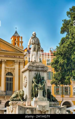 Statue de Garibaldi, sur la place du même nom, Nice, Côte d'Azur, France. Giuseppe Garibaldi, né à Nice en 1807, était un héros de l'onu italienne Banque D'Images