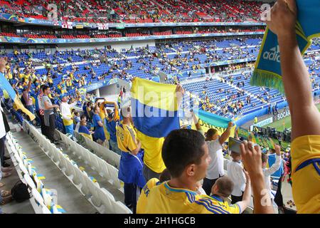 Lyon, France - 16 juin 2016 : les fans ukrainiens à la cérémonie d'ouverture avant le match EURO 2016 de l'UEFA de l'Ukraine contre l'Irlande du Nord.Stade de Lyon, Lyon, FRA Banque D'Images