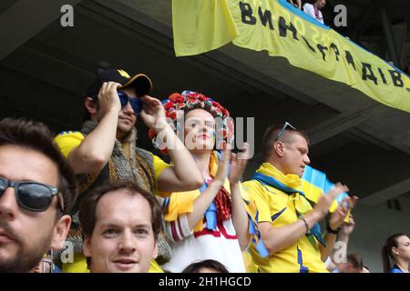 Lyon, France - 16 juin 2016 : les fans ukrainiens à la cérémonie d'ouverture avant le match EURO 2016 de l'UEFA de l'Ukraine contre l'Irlande du Nord.Stade de Lyon, Lyon, FRA Banque D'Images