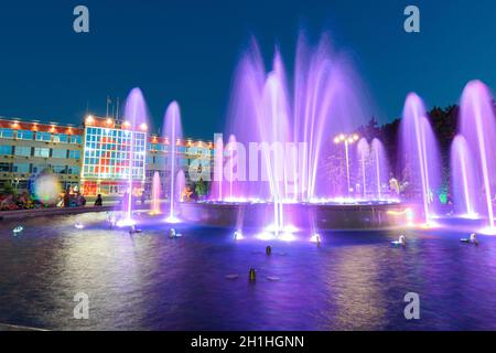 Anapa, Russie - 17 juillet 2020 : une belle fontaine sur la place Sovetov à Anapa, devant le bâtiment administratif Banque D'Images