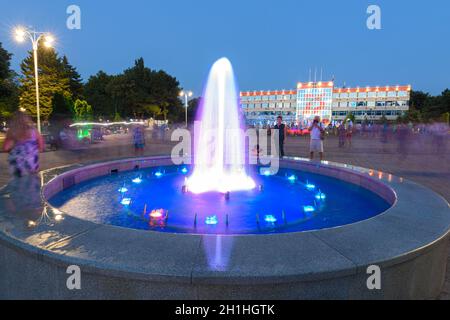 Anapa, Russie - 17 juillet 2020 : une petite fontaine et des touristes en prenant des photos devant la place Sovetov à Anapa Banque D'Images