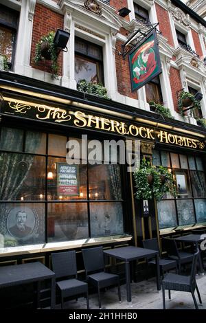 Londres, Royaume-Uni - 06 mai 2012: Vue extérieure du pub, pour boire et socialiser, point focal de la communauté. Pub affaires, maintenant environ 53,500 pubs au Royaume-Uni, Banque D'Images