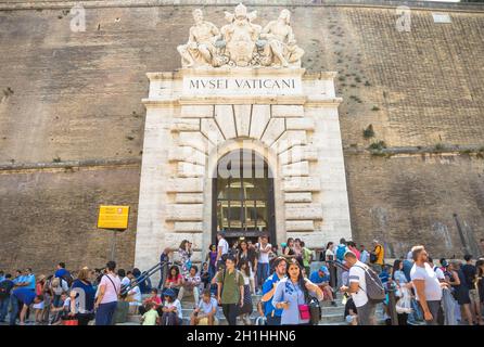 ROME, VATICAN - août 24, 2018 : les gens à la sortie du musée du Vatican à Rome. Concept pour overtourism et tourisme de masse. Banque D'Images