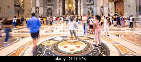 ROME, VATICAN - Août 24, 2018 : l'intérieur de la Basilique Saint-Pierre avec l'arrivée du tourisme de masse Banque D'Images