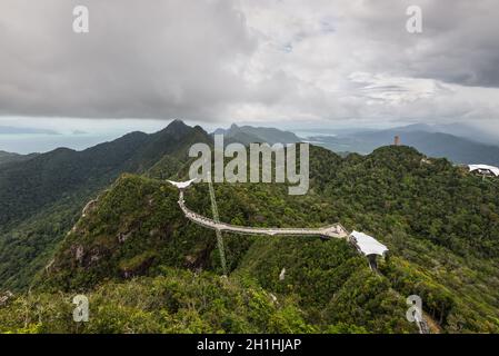 Langkawi, Malaisie - 30 novembre 2019 : pont Langkawi Sky par une journée nuageux. Vacances d'aventure. Attraction touristique de la Malaisie. Concept de voyage. Banque D'Images
