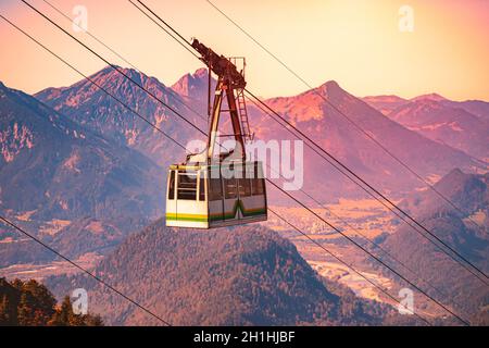 Téléphérique de Tegelberg en Bavière, près de Fussen, Allemagne, Europe. Pente de montagne en premier plan avec des arbres et des montagnes au coucher du soleil en arrière-plan Banque D'Images