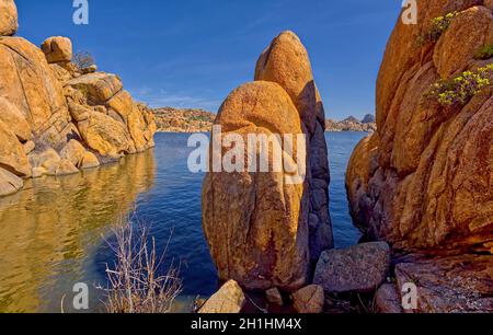 Un grand rocher dans l'anse ouest du lac Watson, à Prescott, en Arizona. Banque D'Images