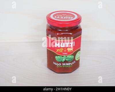 PARME, ITALIE - VERS AOÛT 2020 : pot de sauce tomate Mutti au basilic Banque D'Images