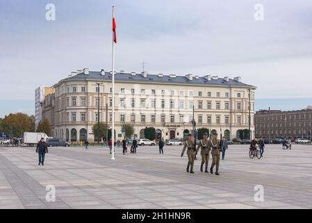 Varsovie, Pologne - 19 octobre 2019 : les soldats défilèrent à la tombe du soldat inconnu pour avoir changé la garde Banque D'Images