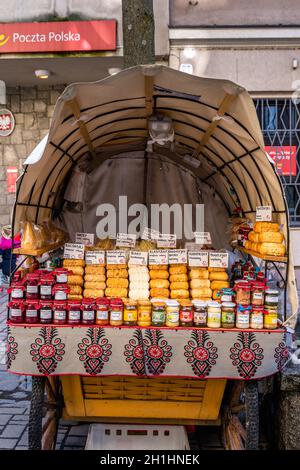 Zakopane, Pologne, mars 2019 calèche traditionnel avec conserves maison et fromage à l'oscypek sur la promenade Krupowki, principale zone commerçante. Banque D'Images