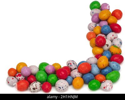 Bonbons colorés avec arachides isolées sur fond blanc, vue de dessus Banque D'Images