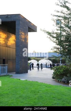 Soleil d'automne sur le côté du restaurant Lighterman, de Wharf Road Gardens, en regardant à travers Granary Square, à Kings Cross, nord de Londres, Royaume-Uni Banque D'Images