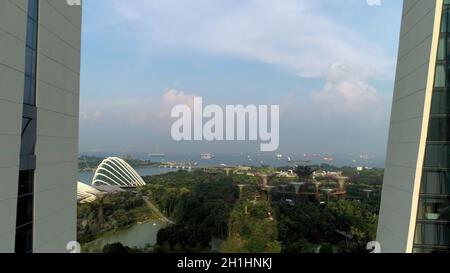Vue aérienne de Marina Bay Sands révélant la ville de Singapour Skyline.Prise de vue.Marina Bay Sands Singapour du point de vue du drone aérien. Banque D'Images