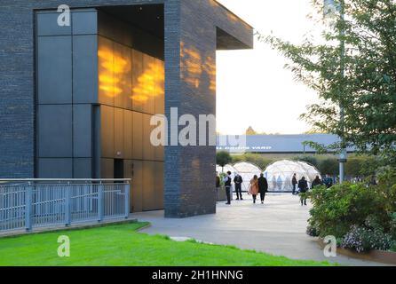 Soleil d'automne sur le côté du restaurant Lighterman, de Wharf Road Gardens, en regardant à travers Granary Square, à Kings Cross, nord de Londres, Royaume-Uni Banque D'Images
