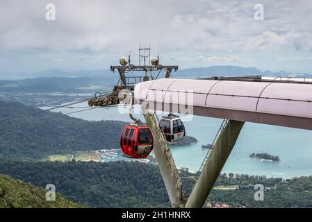 Langkawi, Malaisie - 30 novembre 2019 : vue du téléphérique avec montagnes, mer et forêts tropicales en arrière-plan, Langkawi, Malaisie. Ciel de Langkawi Banque D'Images