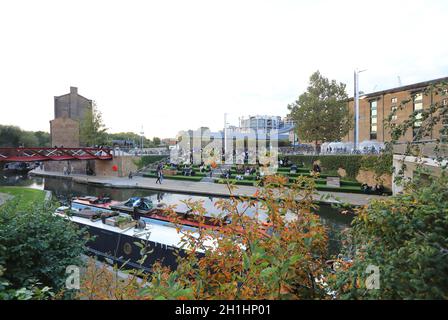 St Martins Central School of Art sur Granary Square de l'autre côté de Regents Canal, en lumière d'automne, à Kings Cross, au nord de Londres, Royaume-Uni Banque D'Images