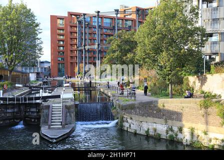 L'écluse de St Pancras à côté des Gasdétenteurs sur le canal Regents, à Kings Cross, au nord de Londres, Royaume-Uni Banque D'Images