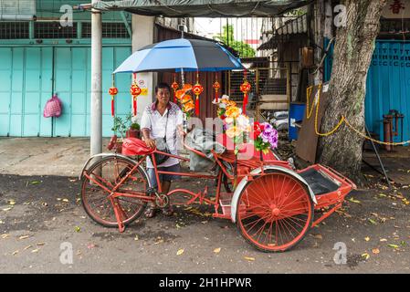 George Town, Penang, Malaisie - 1er décembre 2019 : vie de rue de Traishaw chauffeur à George Town, Penang, Malaisie. C'est maintenant une partie de la livin de la ville Banque D'Images