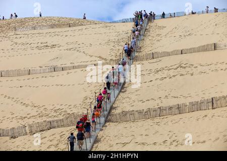 Les personnes qui désirent visiter la célèbre Dune du Pyla, la plus haute dune de sable en Europe, à Pyla sur Mer, France. Banque D'Images