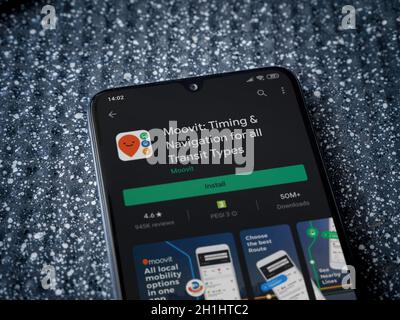LOD, Israël - 8 juillet 2020 : page de la boutique de jeux d'applications Moovit sur l'écran d'un smartphone mobile noir sur fond métallique. Vue rapprochée de dessus la plate Banque D'Images