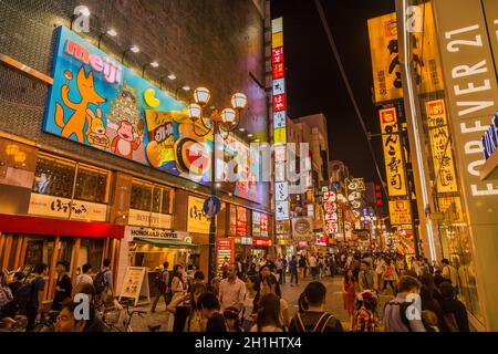 Osaka, Japon - septembre 22 2015 : randonnée touristique dans une rue commerçante appelée Dotonbori Street. Crabe géant en mouvement dans le restaurant de Dotonbori Osaka, Na Banque D'Images