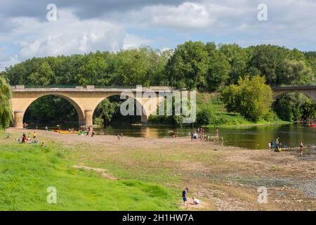 Limeuil, France - 15 août 2019 : Les organisateurs du parc a10. Rencontre Dordogne Vezere rivière à Limeuil, Dordogne, France. Banque D'Images