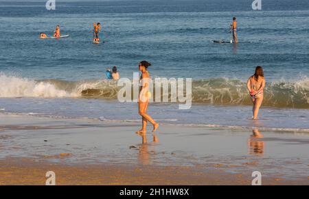 VILA DO BISPO, PORTUGAL - 21 août 2018 : les gens à la célèbre plage de Salema à Vila do Bispo. Cette plage fait partie d'un célèbre région touristique d'Alg Banque D'Images