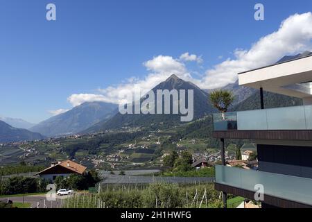Blick vom Schenner Waalweg über das Passeier Tal auf die Berge der Texel-Gruppe,Schenna,Südtirol, Italien Banque D'Images