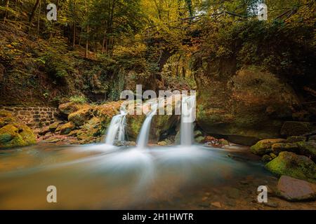 Shéissendëmpel / chute d'eau de Shéissendëmpel.Le Schiessentümpel est une petite cascade pittoresque dans le Black Ernz.Avec le pont en pierre arty et t Banque D'Images