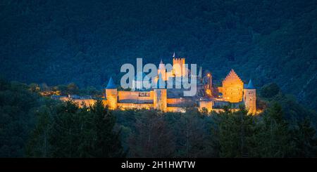 Le château de Bourscheid est situé à proximité du village de Bourscheid, dans le nord-est du Luxembourg.Le château médiéval se dresse sur un site avec l'élude archéologique Banque D'Images