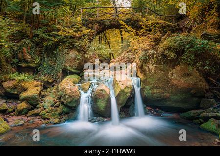 Shéissendëmpel / chute d'eau de Shéissendëmpel.Le Schiessentümpel est une petite cascade pittoresque dans le Black Ernz.Avec le pont en pierre arty et t Banque D'Images