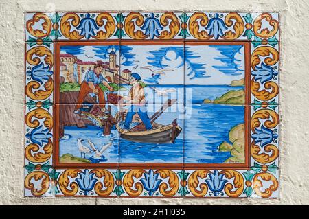 BARCELONE, ESPAGNE - 2 JUIN 2013 : photo d'une mosaïque représentant le pêcheur en Espagne. Une image de carreaux spécialement peints et de morceaux de glaçure sur le wal Banque D'Images