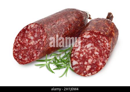Salami fumé à la saucisse isolé sur fond blanc avec passe-cheveux et la profondeur de champ totale Banque D'Images
