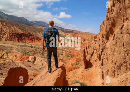 Issyk-Kul, Kirghizistan - août 19,2018 : randonnée sur les formations rocheuses de grès rouge sept taureaux et coeur brisé, canyon de Jeti Oguz au Kirghizistan, Issyk Banque D'Images