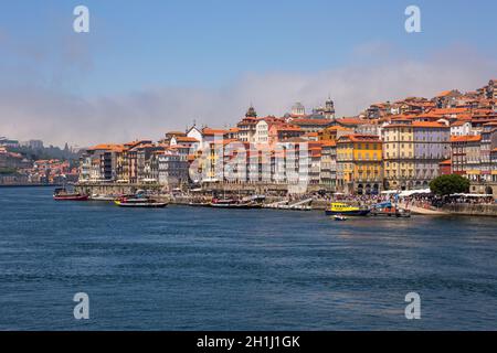 PORTO, PORTUGAL - 28 juillet 2019 : les célèbres maisons de la Ribeira dans le Douro River Bank près du Pont Dom Luis I, Porto, Portugal. Banque D'Images