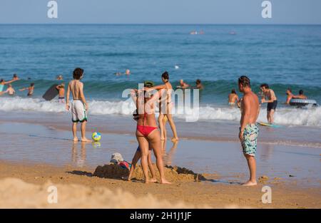 VILA DO BISPO, PORTUGAL - 21 août 2018 : les gens à la célèbre plage de Salema à Vila do Bispo. Cette plage fait partie d'un célèbre région touristique d'Alg Banque D'Images