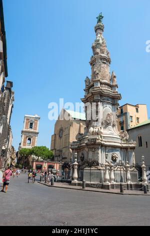 NAPLES, ITALIE, le 1 août, 2018 - Obélisque Guglia de la Vierge Immaculée sur Piazza Gesù Nuovo à Naples (Napoli), Italie. Banque D'Images