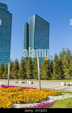 Nur-Sultan, Kazakhstan - Le 24 avril 2019 - immeubles de bureaux modernes à l'Nurzhol Nur-Sultan, boulevard, Astana, Kazakhstan Banque D'Images