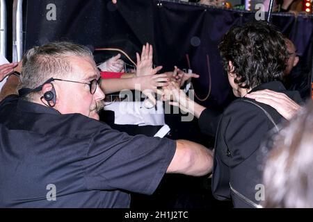 Timothée Chalamet serre la main avec des fans alors qu'il assiste à une projection spéciale de Dune à l'Odeon Leicester Square à Londres.Date de la photo: Lundi 18 octobre 2021. Banque D'Images