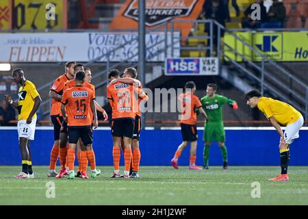 VOLENDAM, PAYS-BAS - OCTOBRE 18 : Dean James du FC Volendam, Walid Ould-Chikh du FC Volendam, célébrant le match de Keuken Kampioen Divie entre le FC Volendam et le CNA Breda à Kras Stadion le 18 octobre 2021 à Volendam, pays-Bas (photo de Patrick Goosen/Orange Pictures) Banque D'Images