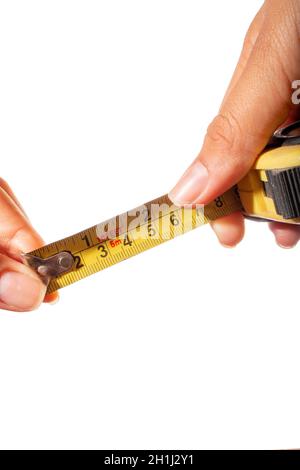 Femme mains montrant le ruban de construction mesure isolée sur fond blanc. Banque D'Images