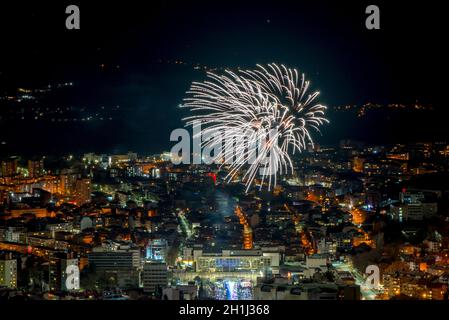 Feux d'artifice au-dessus de la ville dans les nuits d'hiver blanc Banque D'Images