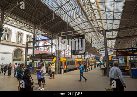 PORTO, PORTUGAL - 17 avril 2017 : la gare de São Bento hall avec photos azulejo historique Banque D'Images